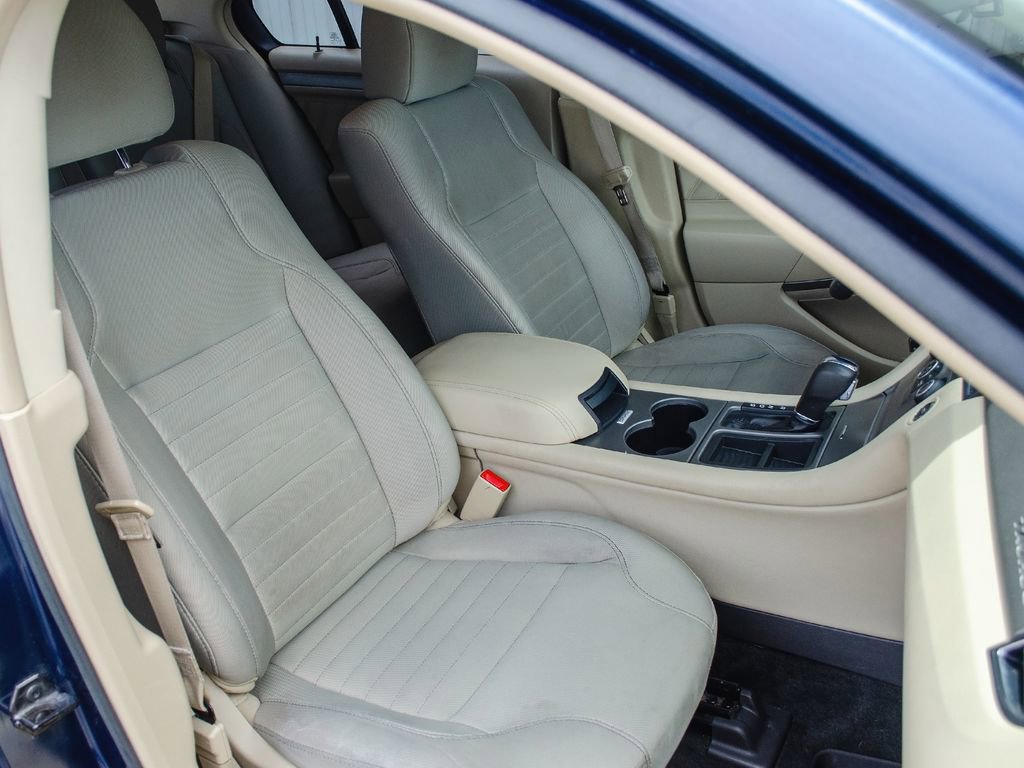 Used 2017 Ford Taurus SE FWD image 33