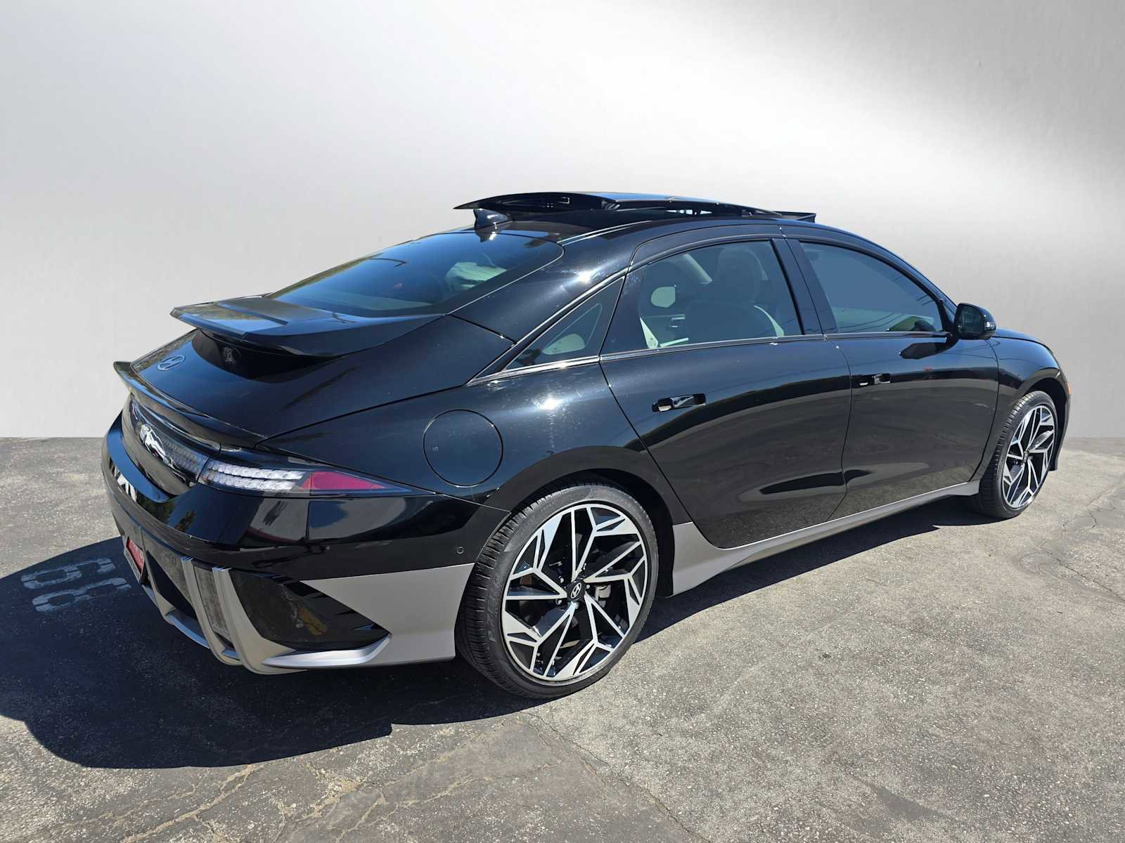 Used 2024 Hyundai Ioniq 6 Limited AWD/4WD image 3