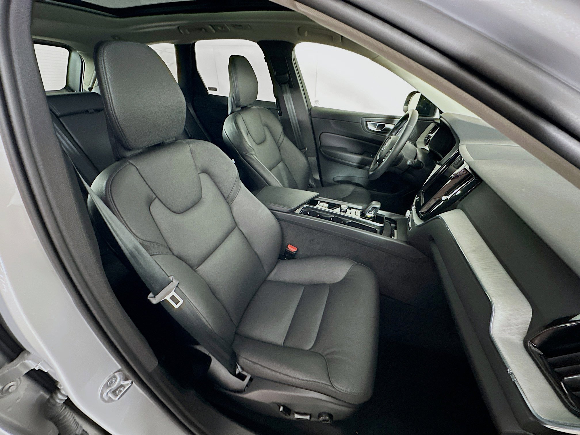 Used 2025 Volvo XC60 B5 Plus image 32