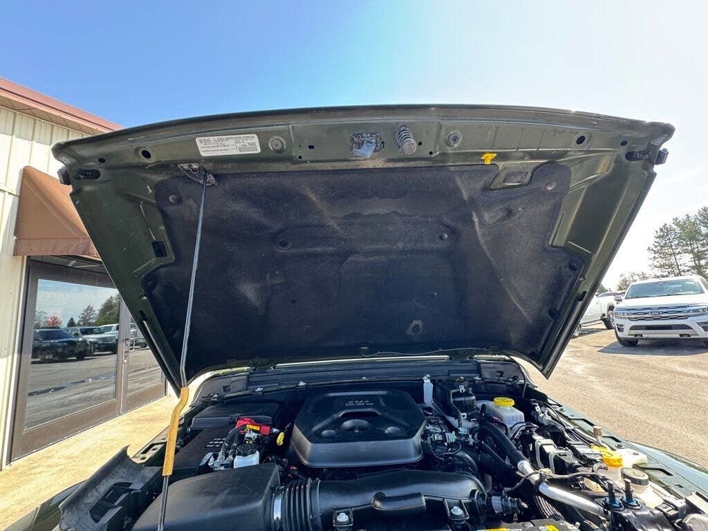 Used 2023 Jeep Wrangler Sahara AWD/4WD image 11