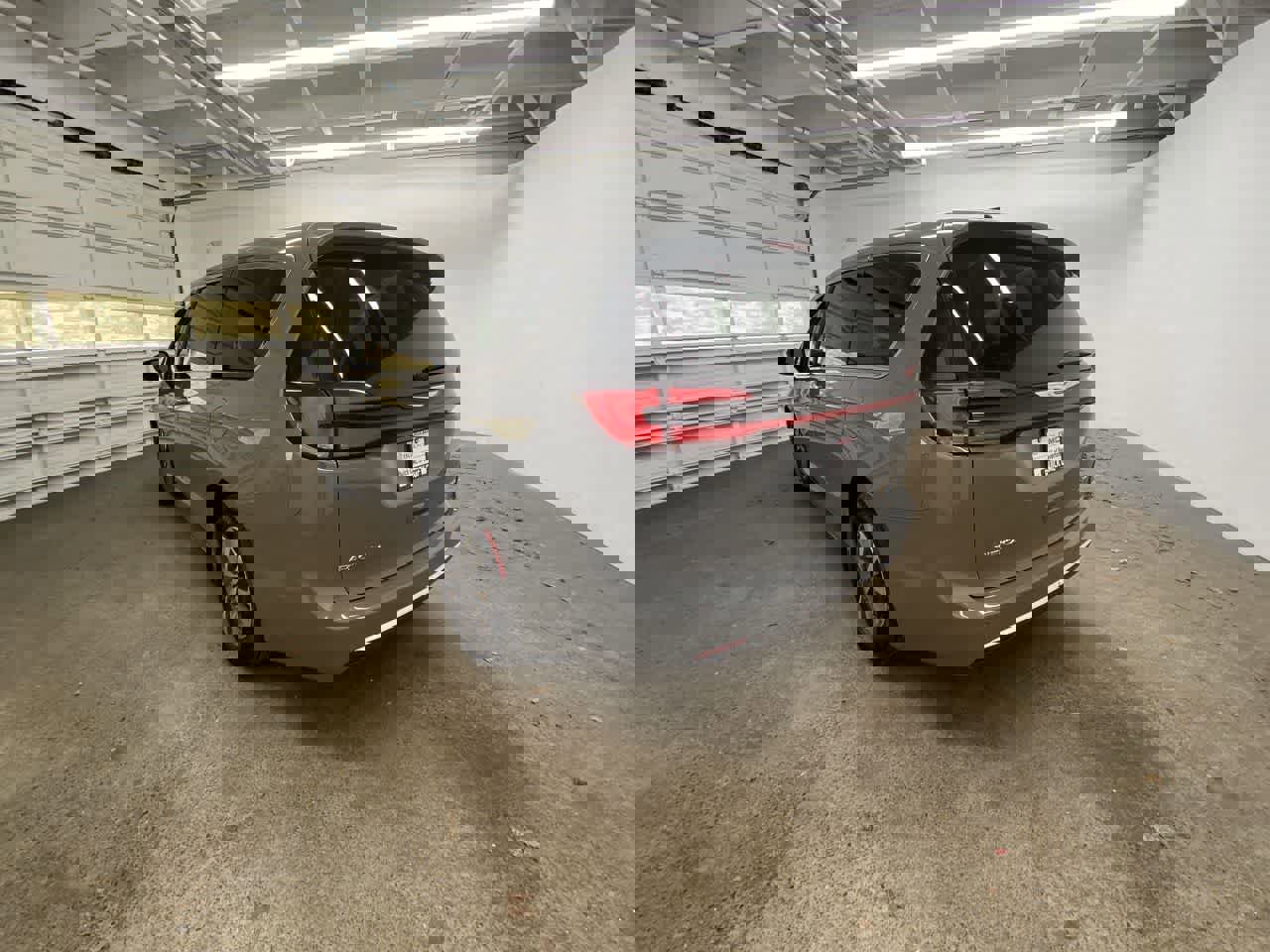 Used 2023 Chrysler Pacifica Touring-L image 4