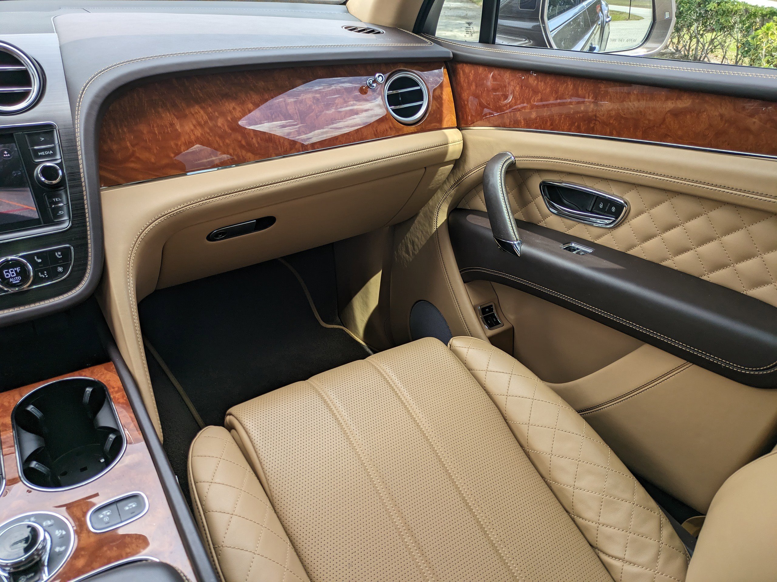 Used 2018 Bentley Bentayga AWD/4WD image 19