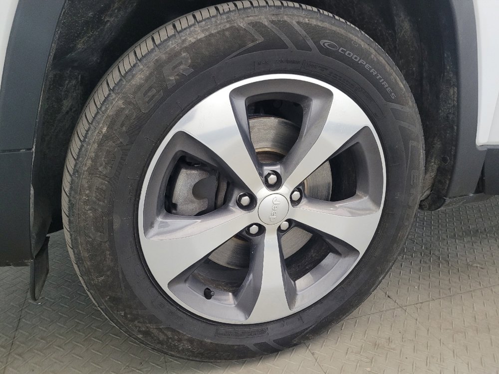 Used 2019 Jeep Cherokee Limited AWD/4WD image 31