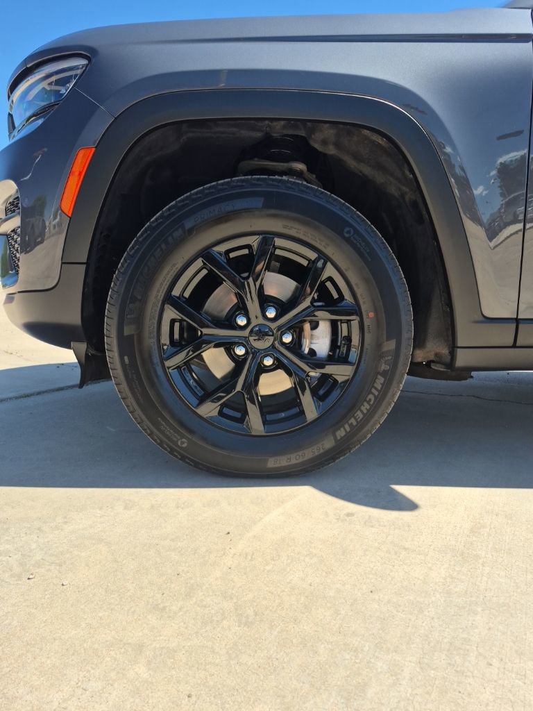 Used 2025 Jeep Grand Cherokee Altitude image 9