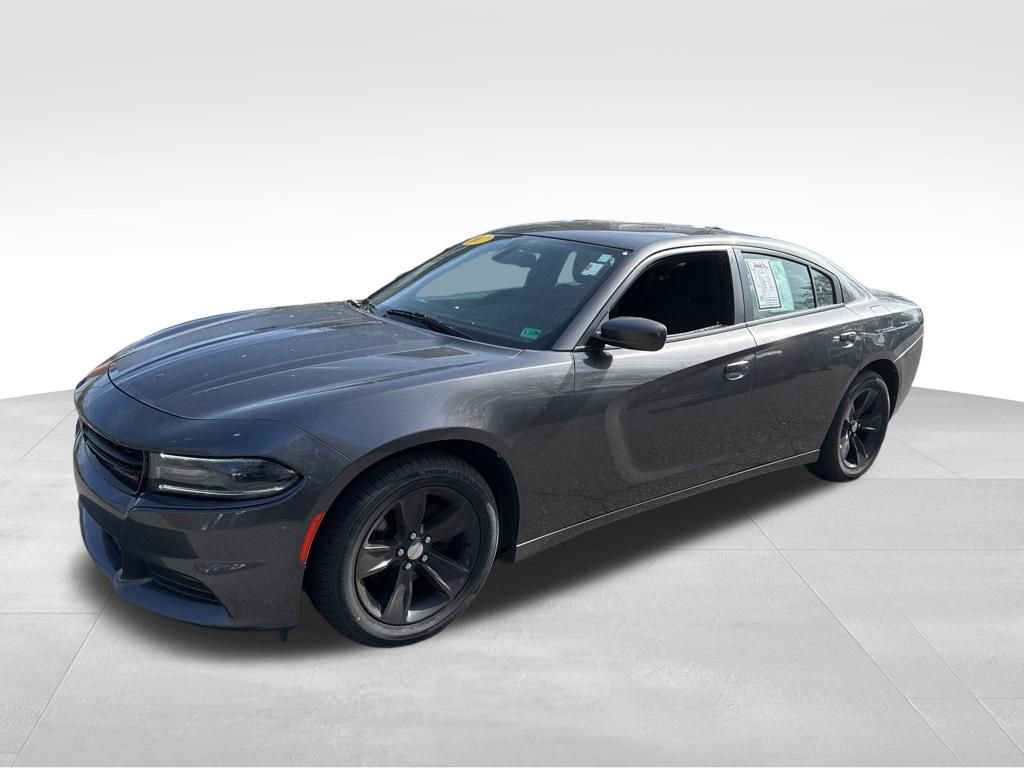 Used 2017 Dodge Charger SXT image 2