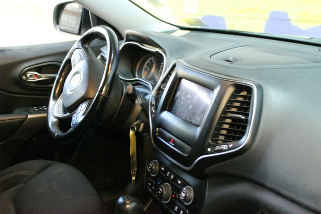 Used 2020 Jeep Cherokee Latitude w/ Cold Weather Group AWD/4WD image 10