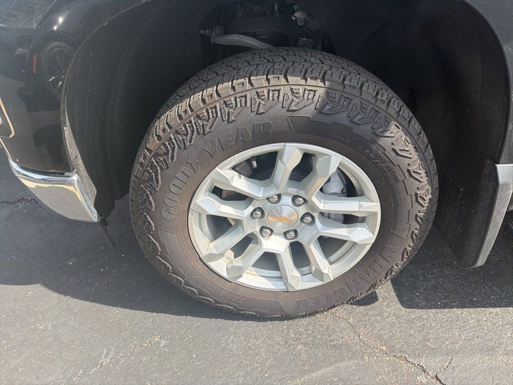 Used 2025 Chevrolet Silverado 1500 LT w/ Convenience Package II image 2