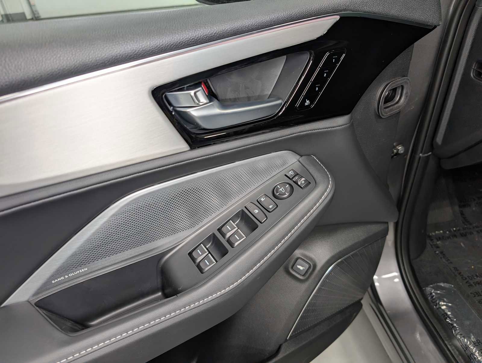 Used 2025 Acura MDX SH-AWD w/ Technology Package image 41