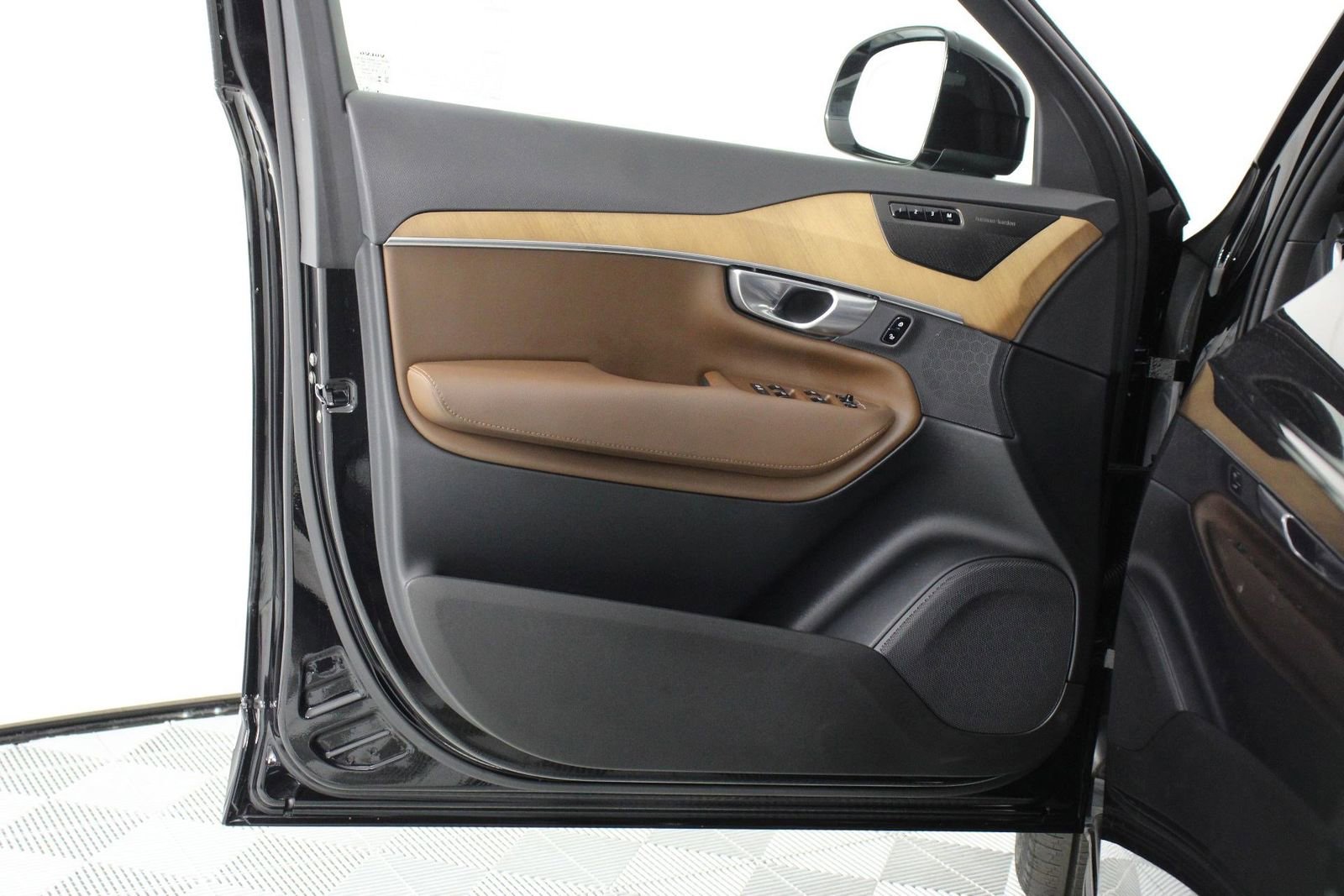 Certified 2024 Volvo XC90 T8 Plus w/ Protection Package Premier AWD/4WD image 17