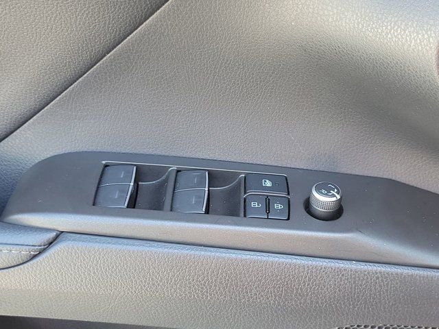 Used 2021 Toyota Camry XLE w/ Navigation Upgrade Package image 31