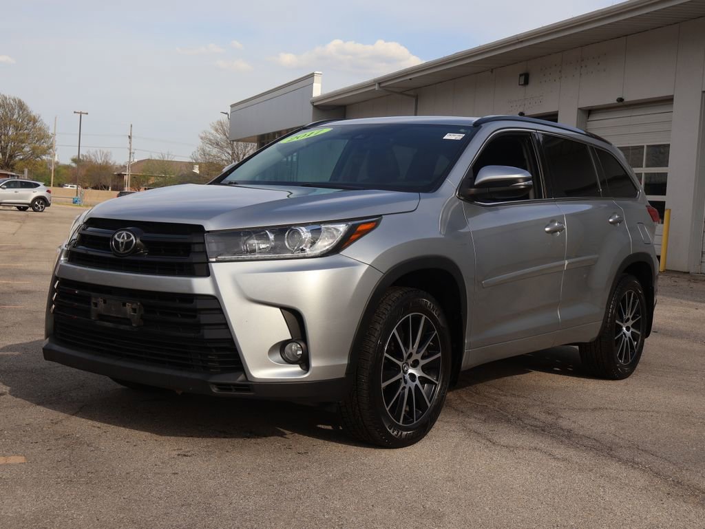 Used 2017 Toyota Highlander SE image 3