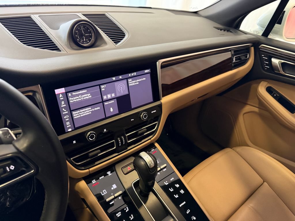 Certified 2023 Porsche Macan AWD/4WD image 18