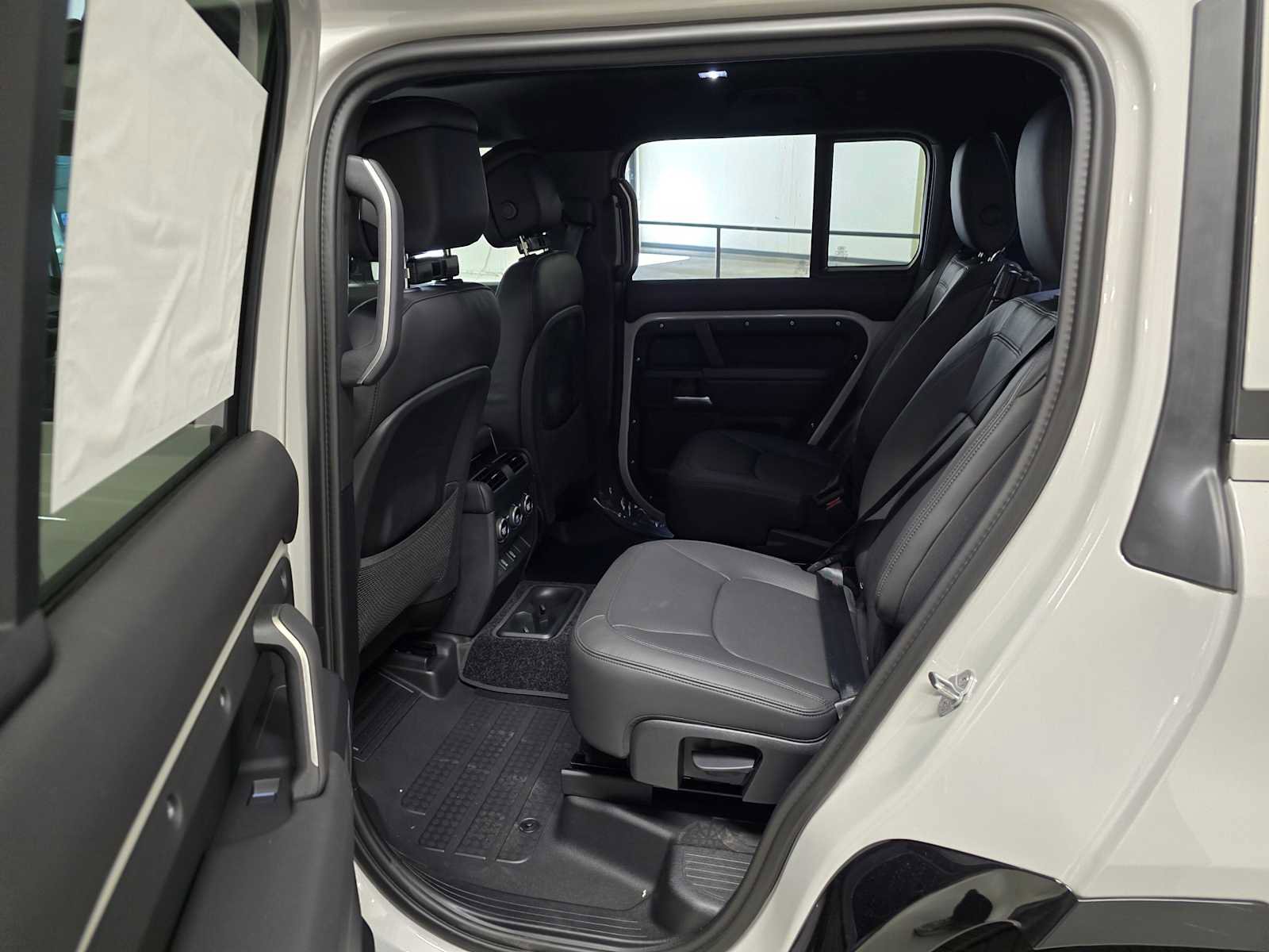 New 2026 Land Rover Defender 130 X-Dynamic SE image 18