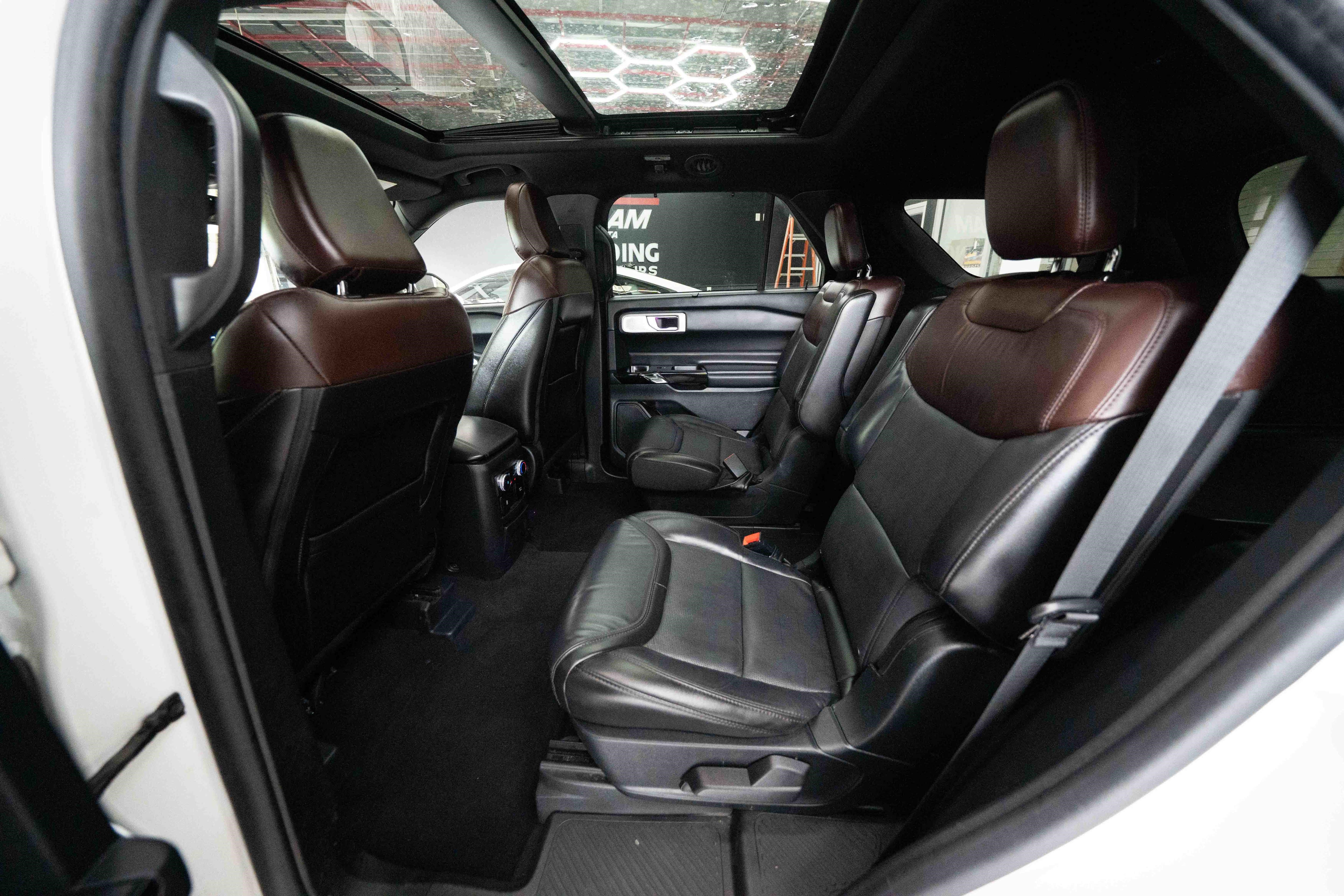 Used 2023 Ford Explorer Platinum w/ Technology Package AWD/4WD image 23