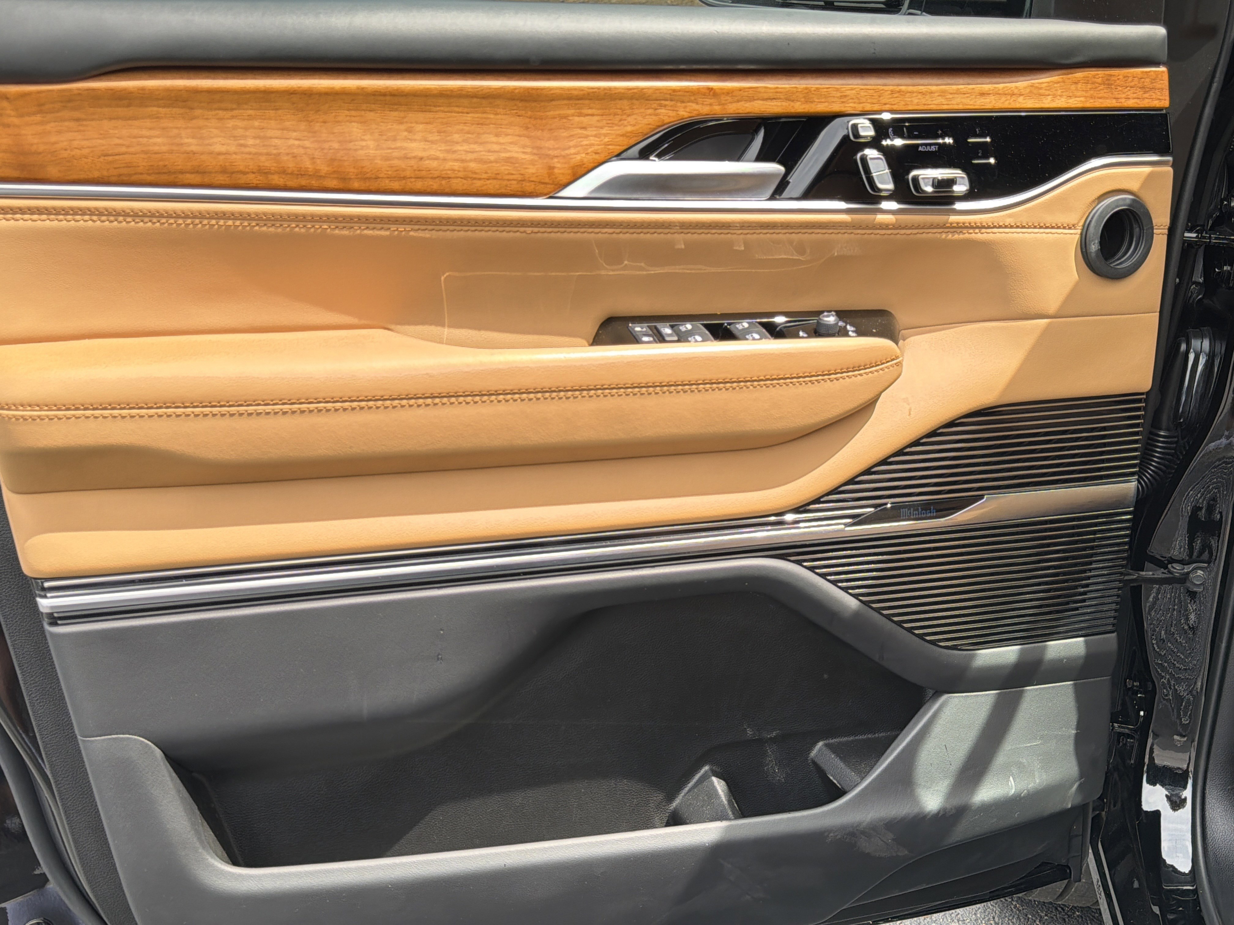 Used 2025 Jeep Grand Wagoneer Series III w/ Rear Seat Video Group 1 image 12