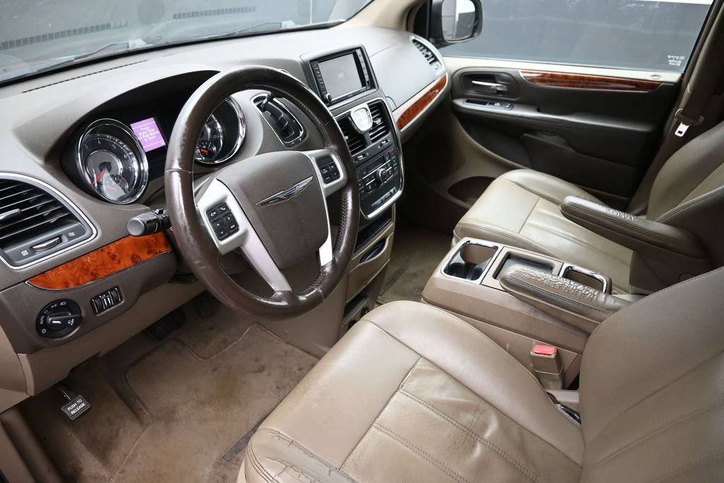 Used 2016 Chrysler Town & Country Touring w/ Driver Convenience Group FWD image 19