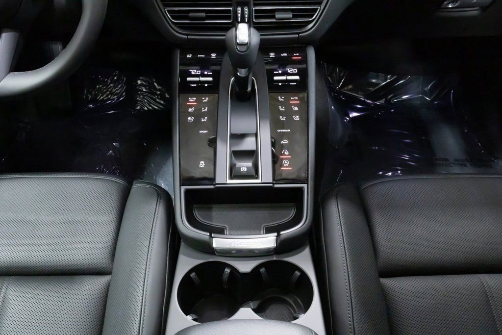 Certified 2025 Porsche Macan image 16