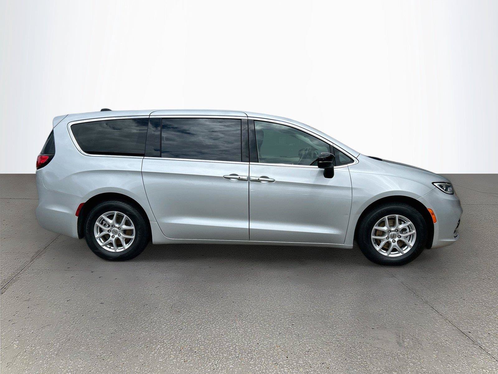 Used 2024 Chrysler Pacifica Touring-L FWD image 3