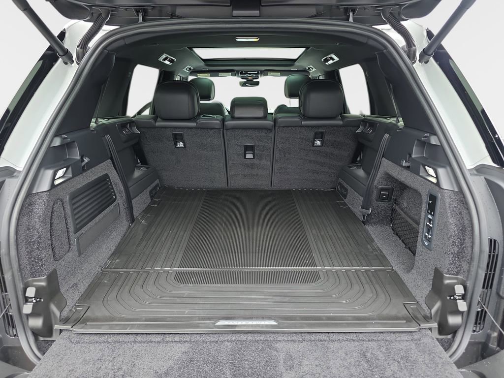New 2025 Land Rover Range Rover Long Wheelbase SE image 12