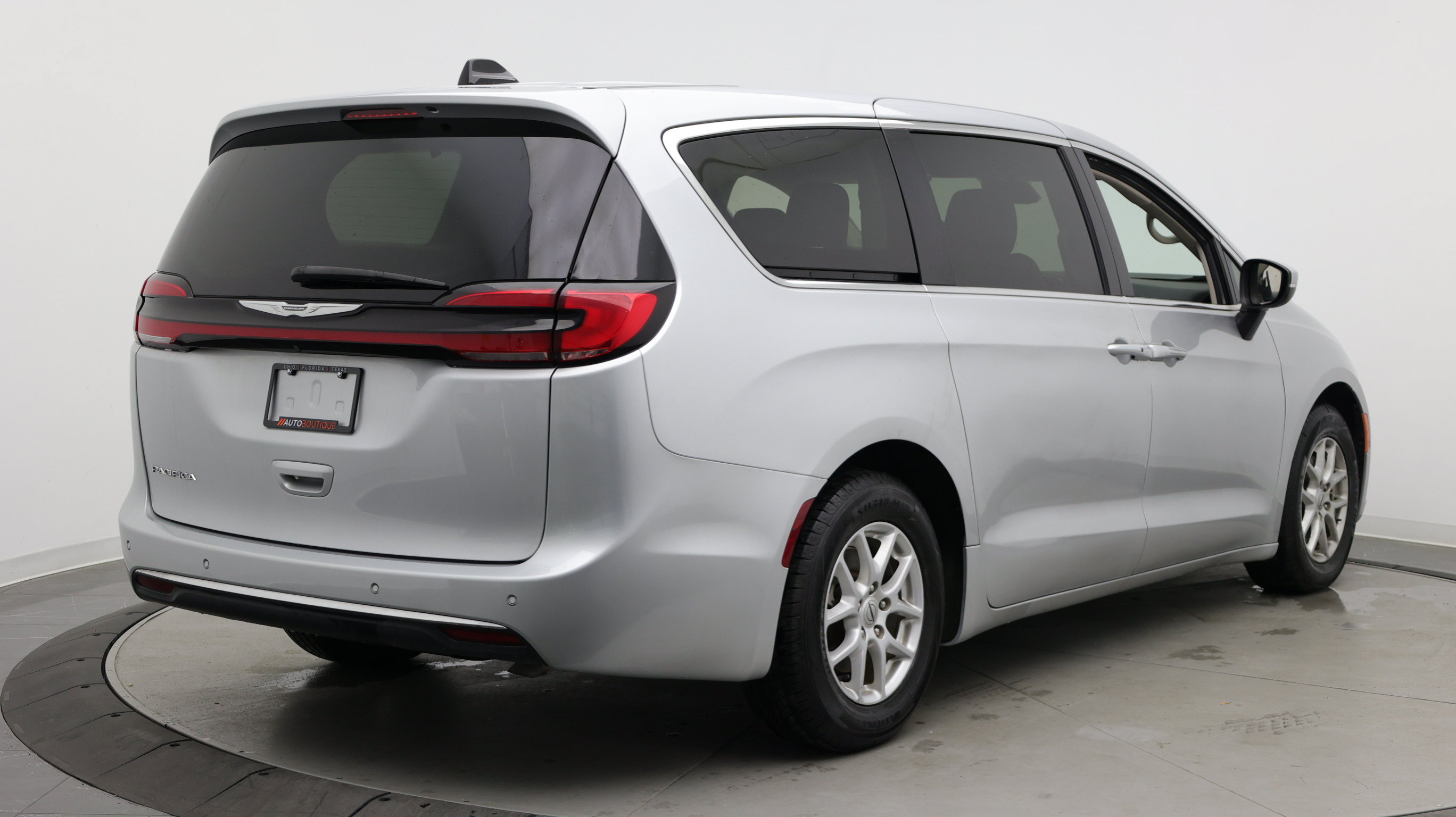 Used 2023 Chrysler Pacifica Touring-L FWD image 7