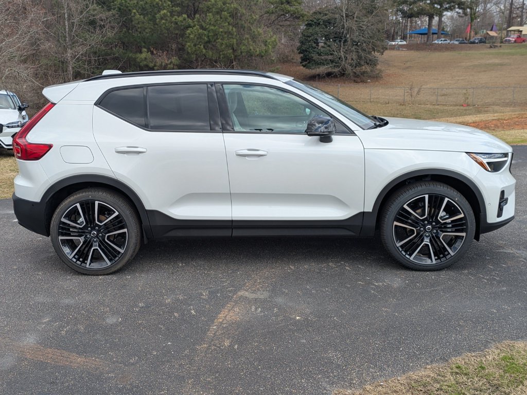 New 2026 Volvo XC40 B4 Plus w/ Climate Package FWD image 7