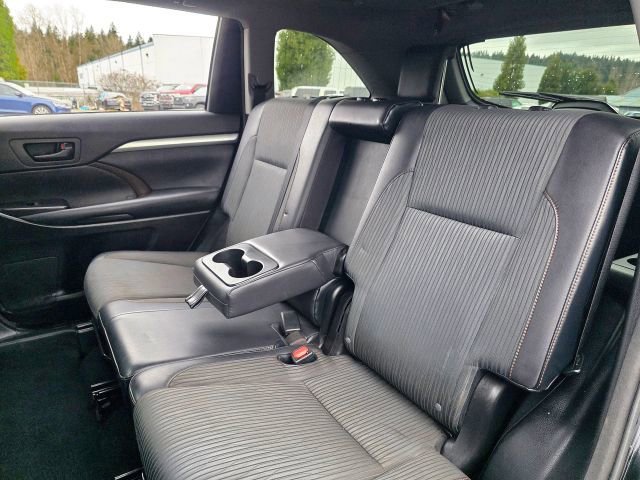 Used 2015 Toyota Highlander LE image 27