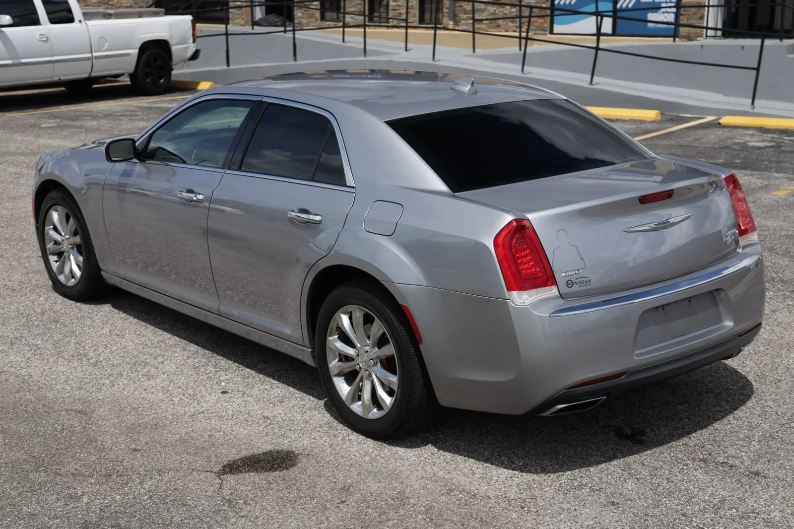 Used 2018 Chrysler 300 Limited AWD/4WD image 3