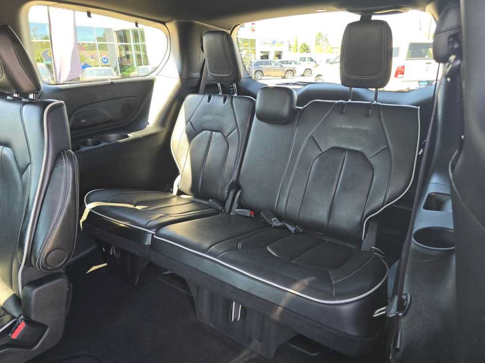 Used 2025 Chrysler Pacifica Limited FWD image 17