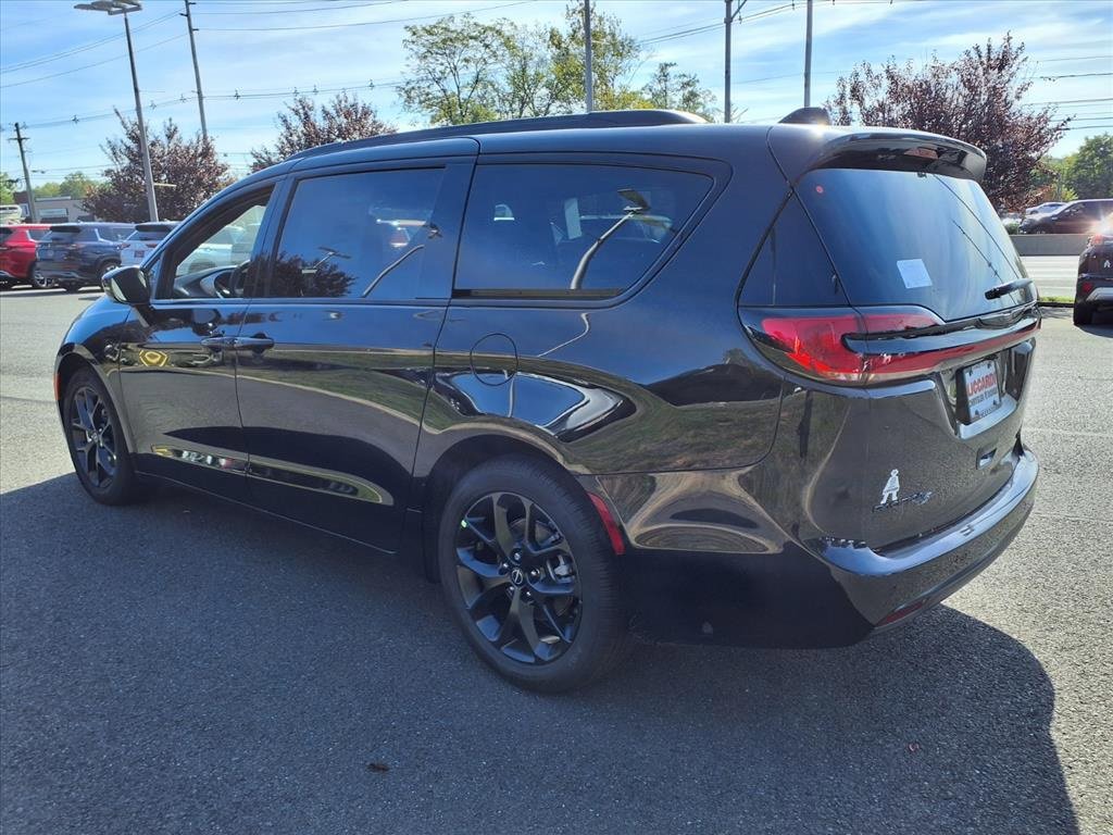 New 2026 Chrysler Pacifica Limited image 3