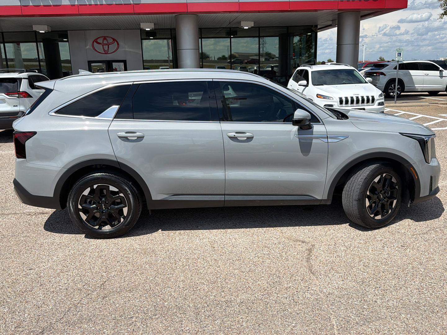 Used 2024 Kia Sorento S w/ Panoramic Sunroof Package FWD image 2
