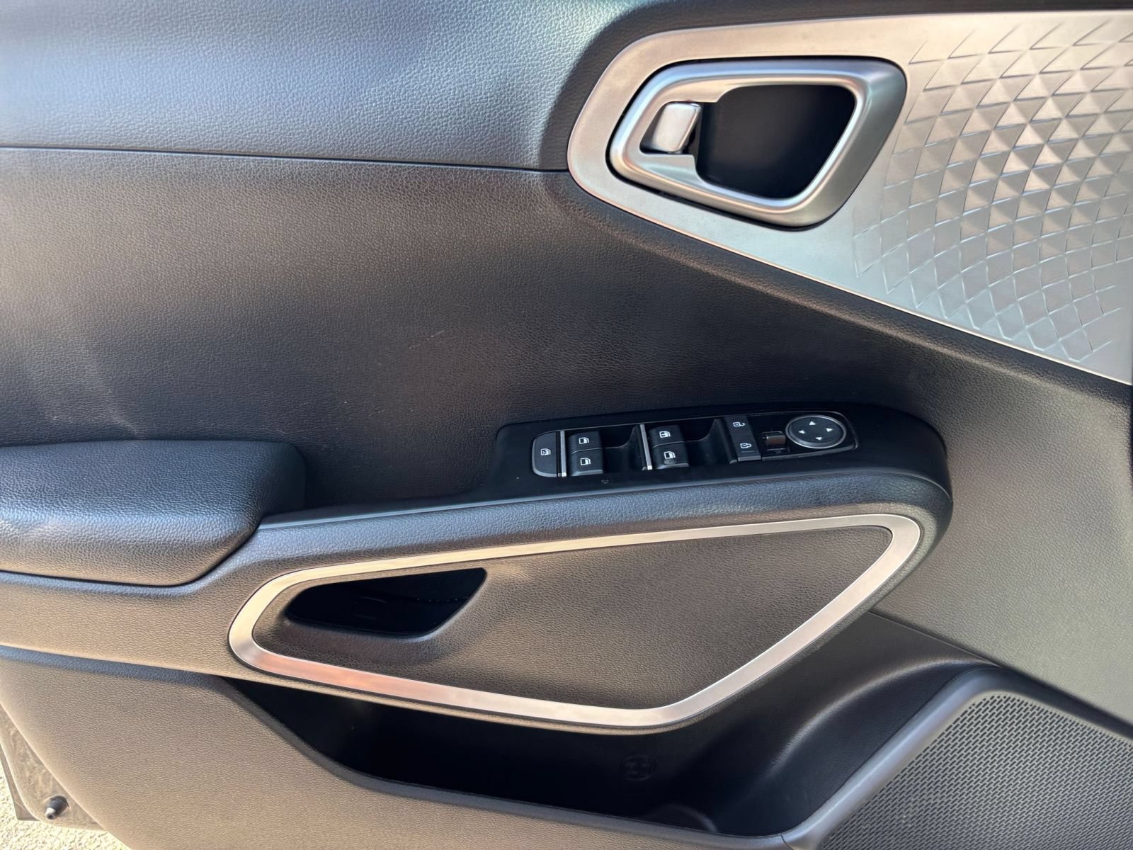 Used 2025 Kia Soul LX w/ LX Technology Package FWD image 18