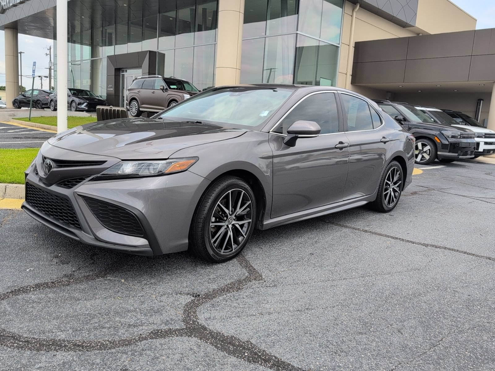 Used 2023 Toyota Camry SE w/ Convenience Package FWD image 11