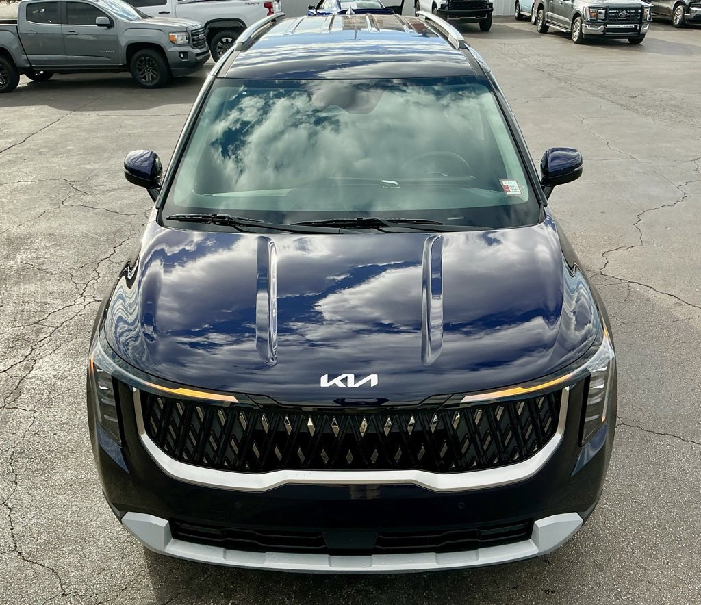 Used 2025 Kia Carnival EX image 11