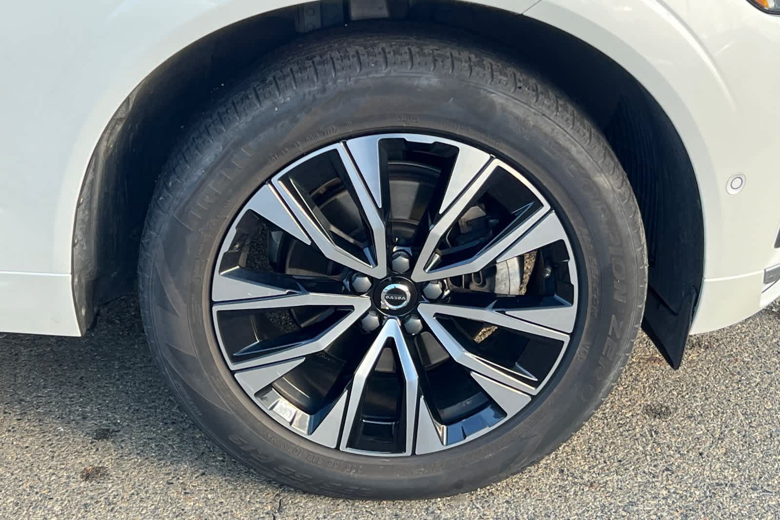 Used 2023 Volvo XC60 B5 Plus AWD/4WD image 18