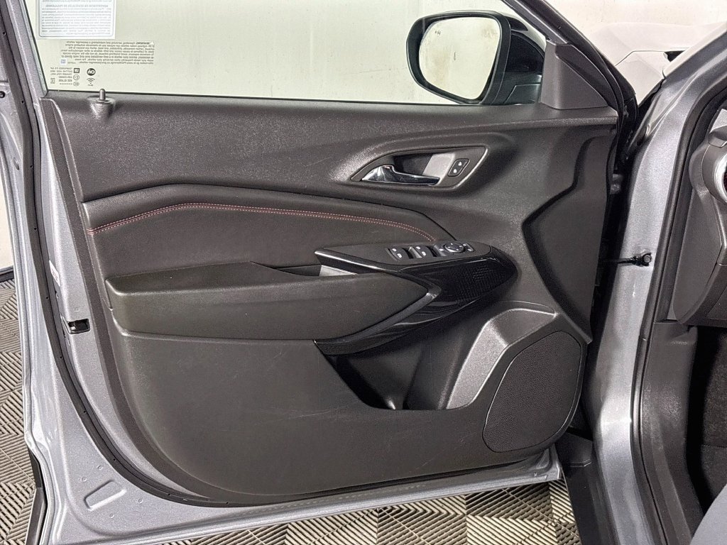 Used 2024 Chevrolet Trax RS w/ Sunroof Package FWD image 10