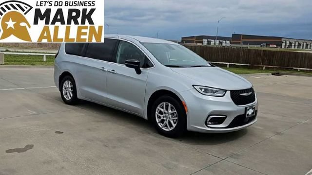 Used 2024 Chrysler Pacifica Touring-L FWD image 2