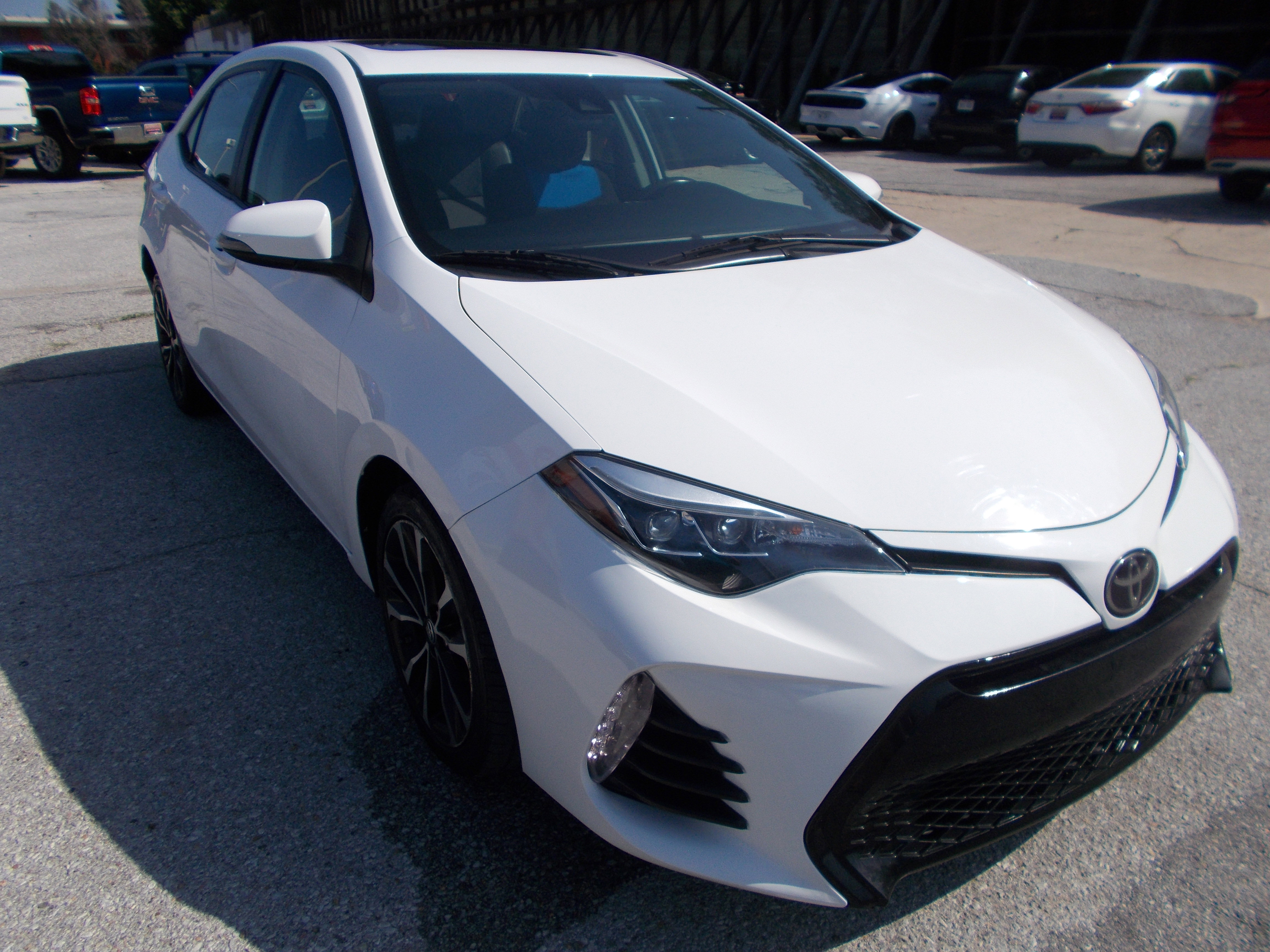 Used 2019 Toyota Corolla LE image 3