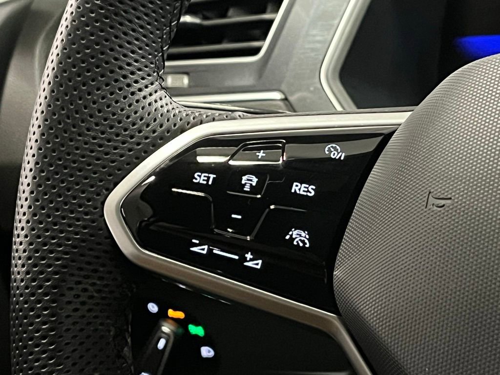 Used 2024 Volkswagen Tiguan SE R-Line image 25