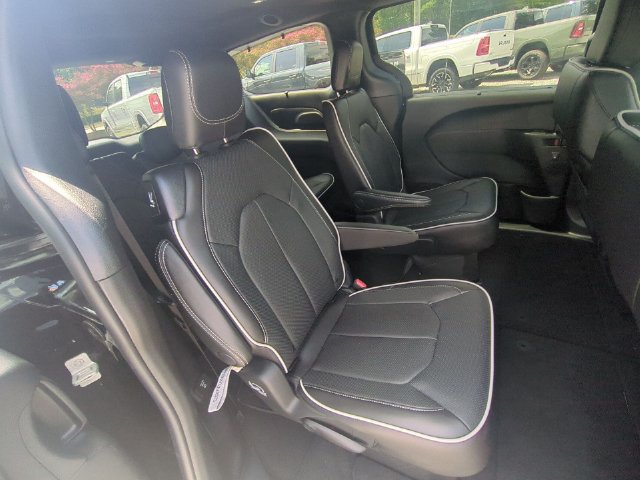 New 2027 Chrysler Pacifica Limited w/ Family Tech Group FWD image 34