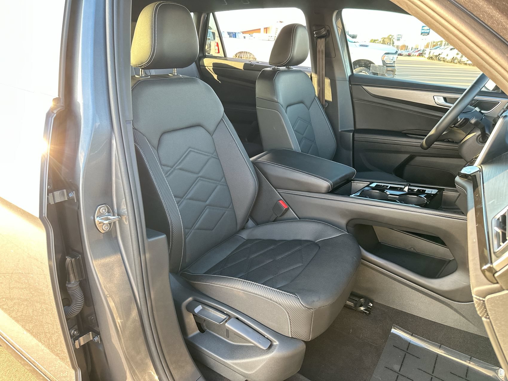 Used 2025 Volkswagen Atlas Cross Sport SE FWD image 23
