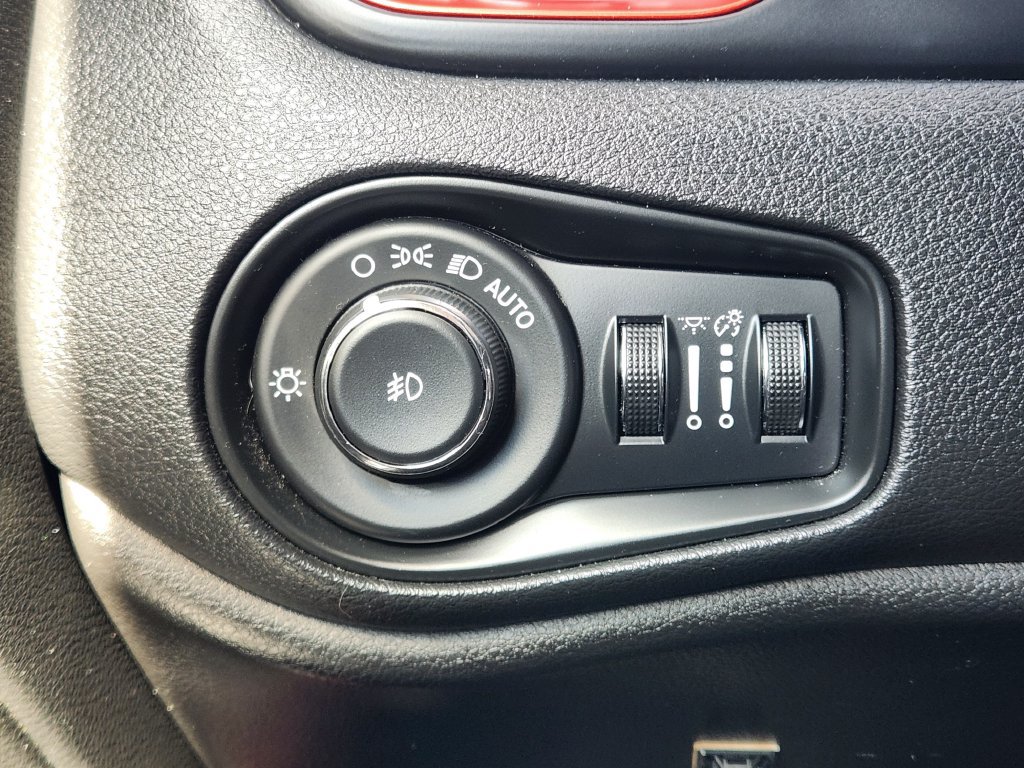 Used 2015 Jeep Renegade Trailhawk w/ Popular Equipment Group AWD/4WD image 13