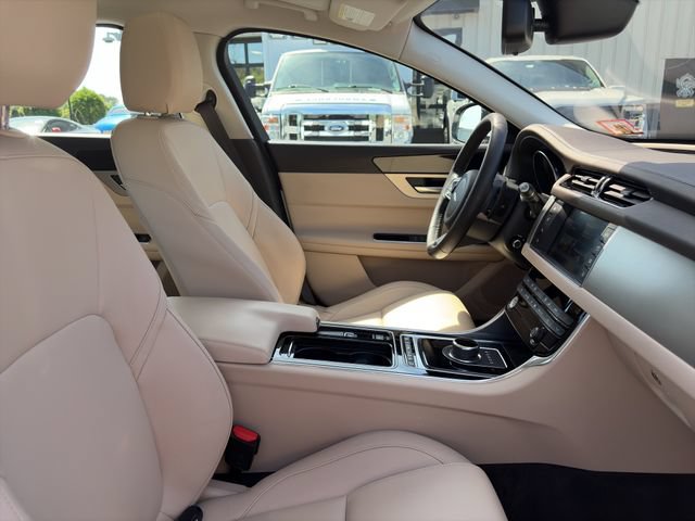 Used 2017 Jaguar XF Premium AWD/4WD image 3