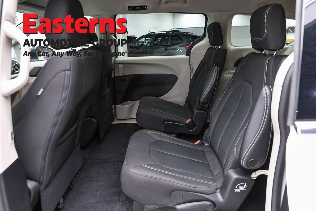 Used 2022 Chrysler Voyager LX FWD image 21