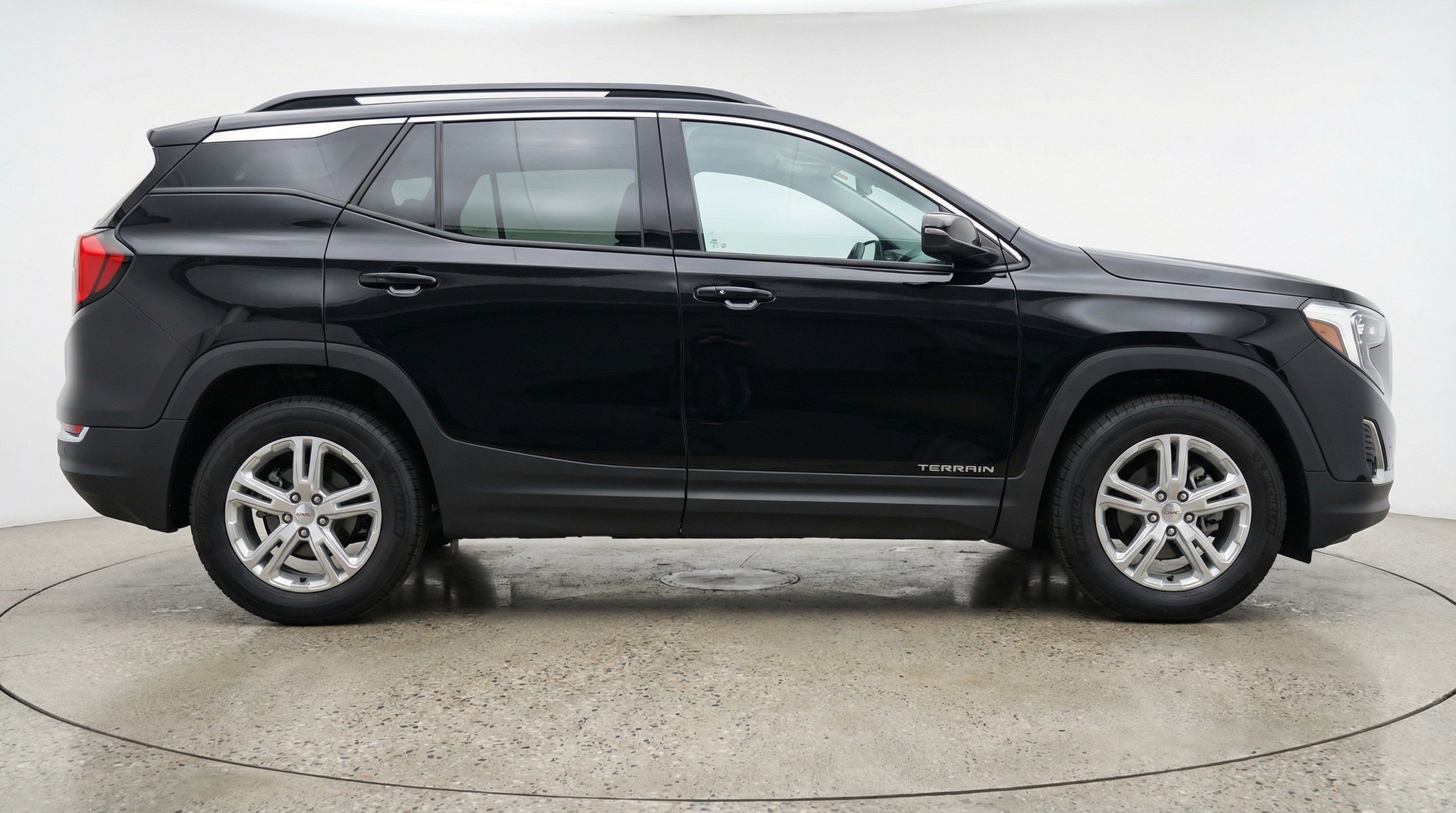 Used 2024 GMC Terrain SLE image 11