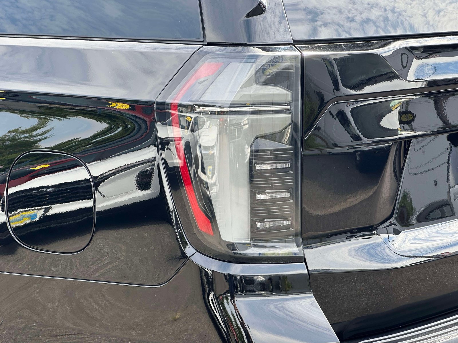 Certified 2025 Chevrolet Suburban RST w/ Comfort Package AWD/4WD image 10