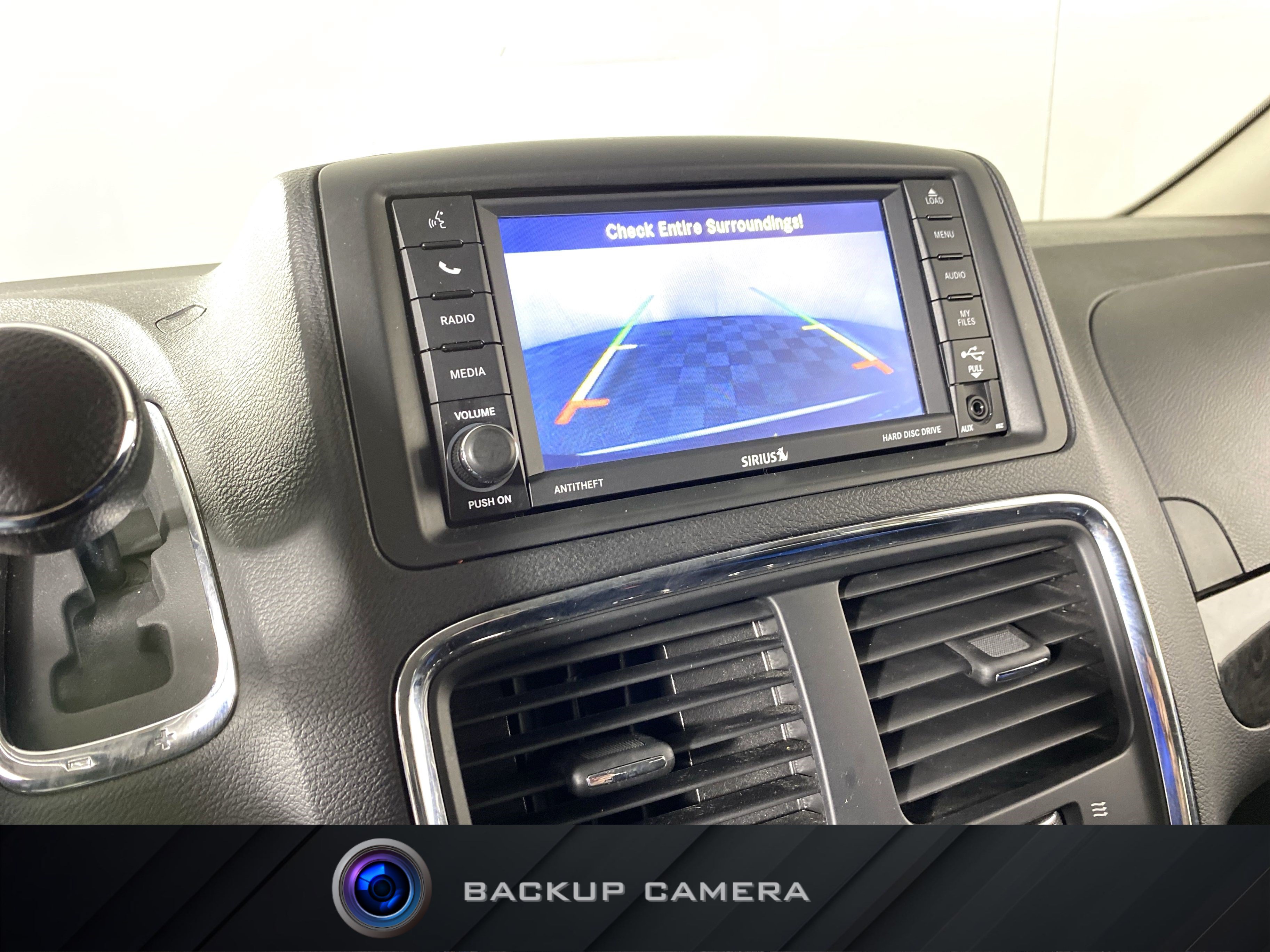 Used 2019 Dodge Grand Caravan SE w/ UConnect Hands-Free Group FWD image 2