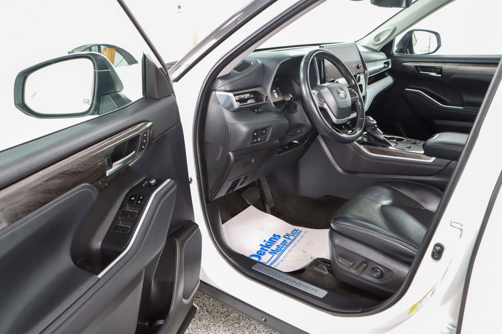 Used 2023 Toyota Highlander Limited image 3