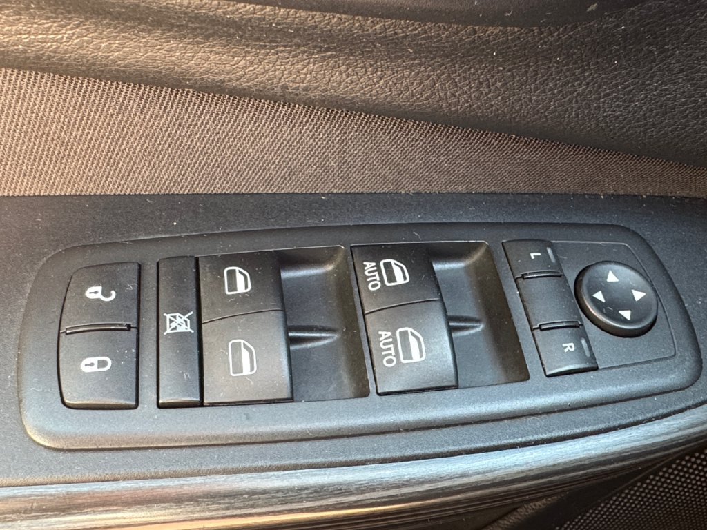 Used 2016 Jeep Cherokee Latitude w/ Cold Weather Group AWD/4WD image 33