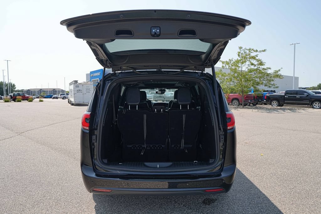 Used 2025 Chrysler Pacifica Limited FWD image 14