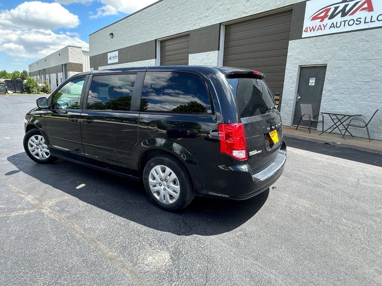 Used 2014 Dodge Grand Caravan SE w/ Quick Order Package 29E SE FWD image 3